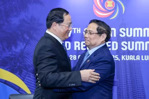 Thủ tướng Chính phủ Phạm Minh Chính gặp Thủ tướng Lào Sonexay Siphandone. (Ảnh: Nhật Bắc/VGP)