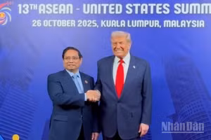 Thủ tướng Chính phủ Phạm Minh Chính và Tổng thống Hoa Kỳ Donald Trump. (Ảnh: Nhật Bắc/VGP)