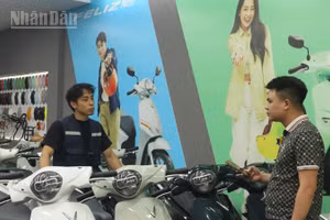 Nhân viên một cửa hàng xe máy điện tại Hà Nội giải đáp những nỗi lo của khách hàng khi chuyển qua sử dụng xe máy điện. (Ảnh: ANH DUY)
