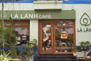 “Ở Lá Lành, mỗi lời chào của các bạn đều là một bước tiến rất lớn” - Mô hình cà phê mở ra cơ hội lao động cho người tự kỷ. (Ảnh: Nhã Nguyên)