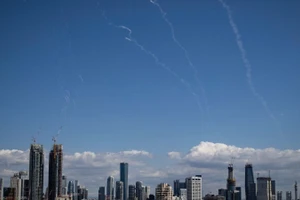 Những vệt khói trên bầu trời Tel Aviv (Israel) khi hệ thống phòng không Israel đánh chặn tên lửa từ Iran ngày 1/3/2026. (Ảnh: THX/TTXVN)