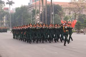 Đội hình mẫu thực hiện các động tác đi đều, đi nghiêm.