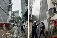Lực lượng chức năng chữa cháy nhà trong ngách sâu ngõ hẹp. (Ảnh: Công an thành phố Hà Nội )
