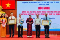 Ban Tuyên giáo và Dân vận Quận ủy và đồng chí Phan Văn Quang, Trưởng Phòng Giáo dục và Đào tạo quận Tân Bình nhận Huân chương Lao động hạng Nhì.