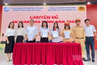 Học sinh, gia đình và nhà trường cam kết cùng hành động vì an toàn giao thông. (Ảnh: PHẠM TRUNG)