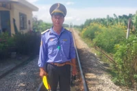 Anh Nguyễn Sơn Oánh là nhân viên gác chắn đường ngang thuộc Công ty Cổ phần Đường sắt Nghĩa Bình.