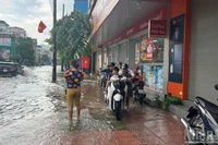 Tại các điểm úng ngập, việc đi lại rất khó khăn.