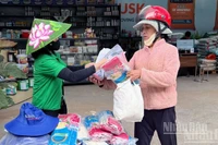 Trao quà tặng người dân trong chương trình đổi bao bì thuốc bảo vệ thực vật sau khi sử dụng lấy quà tặng.