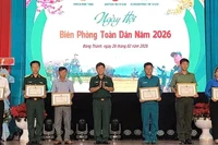 Đại tá Dương Văn Dược, Chính ủy Ban Chỉ huy Bộ đội Biên phòng Tây Ninh tặng giấy khen cho tập thể và cá nhân đã có thành tích tiêu biểu trong thực hiện phong trào "Toàn dân tham gia bảo vệ chủ quyền lãnh thổ, an ninh biên giới quốc gia trong tình hình mới".