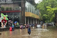 Mưa lớn trên diện rộng khiến nhiều điểm ngập úng tại Thủ đô Hà Nội.