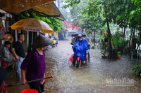 Trong các ngõ nhỏ, nước dâng cao, thoát chậm khiến việc đi lại gặp nhiều khó khăn. 