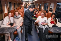 "Chuyến tàu hạnh phúc" đêm Giao thừa là một hành trình đong đầy hạnh phúc. (Ảnh: THÀNH ĐẠT)