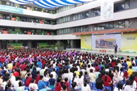 Hơn 700 em học sinh khối lớp 6 và lớp 7 của Trường trung học cơ sở Trần Duy Hưng được hướng dẫn những kỹ năng cơ bản về phòng cháy, chữa cháy và cứu nạn, cứu hộ. (Ảnh: TRUNG PHẠM)