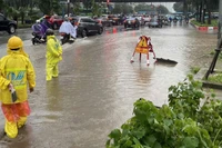 Sáng 27/8, Hà Nội có mưa vừa, mưa to khiến các điểm úng, ngập nước rút rất chậm.