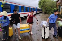 Nhiều tuyến tàu hỏa phải tạm ngừng do ảnh hưởng của mưa bão.