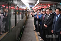 "Chuyến tàu hạnh phúc" chính thức khởi hành từ ga Hà Nội vào sáng 2/2. (Ảnh: THÀNH ĐẠT)