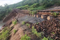 Do ảnh hưởng của bão số 13 gây mưa to, gió lớn trên khu vực từ Quảng Ngãi đến Tuy Hòa, một số đoạn đường sắt đã bị hư hỏng gây gián đoạn chạy tàu.