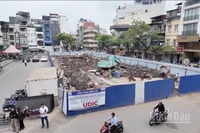 Công trình bể điều tiết ngầm khu vực Đường Thành-Bát Đàn-Nhà Hỏa nằm ở trước cổng chợ Hàng Da, là nút giao của 5 tuyến phố: Hàng Da, Đường Thành, Yên Thái, Hàng Điếu, Nguyễn Văn Tố. 