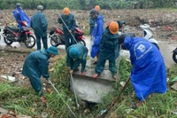 Đà Nẵng tập trung lực lượng, khơi thông cửa thu, mương thoát nước, chủ động ứng phó diễn biến của bão số 1. (Ảnh: HG)