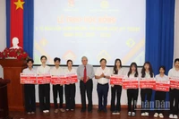 Trao học bổng cho các sinh viên vượt khó.
