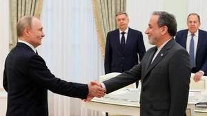 Tổng thống Nga Vladimir Putin tiếp Bộ trưởng Ngoại giao Iran Abbas Araghchi tại Điện Kremlin. (Ảnh: TASS)