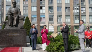 Khánh thành Quảng trường Hồ Chí Minh tại thành phố Saint Petersburg. (Ảnh: XUÂN HƯNG)