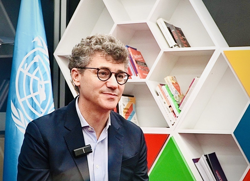 Ông Jonathan Wallace Baker, Trưởng Đại diện UNESCO tại Việt Nam trả lời phỏng vấn của phóng viên TTXVN. Ảnh: Việt Đức - TTXVN)