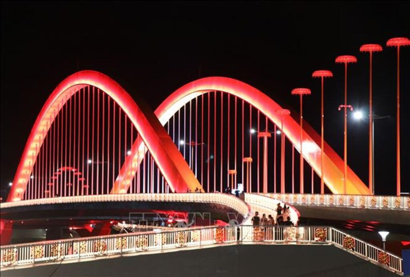 Cầu Nguyễn Hoàng bắc qua sông Hương (thành phố Huế) lung linh về đêm. (Ảnh: Vũ Sinh - TTXVN)