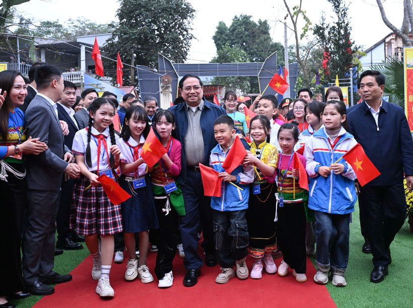 Thủ tướng Phạm Minh Chính với thầy và trò trường liên cấp Cẩm Thạch, Xã Cẩm Thạch, Thanh Hóa. 