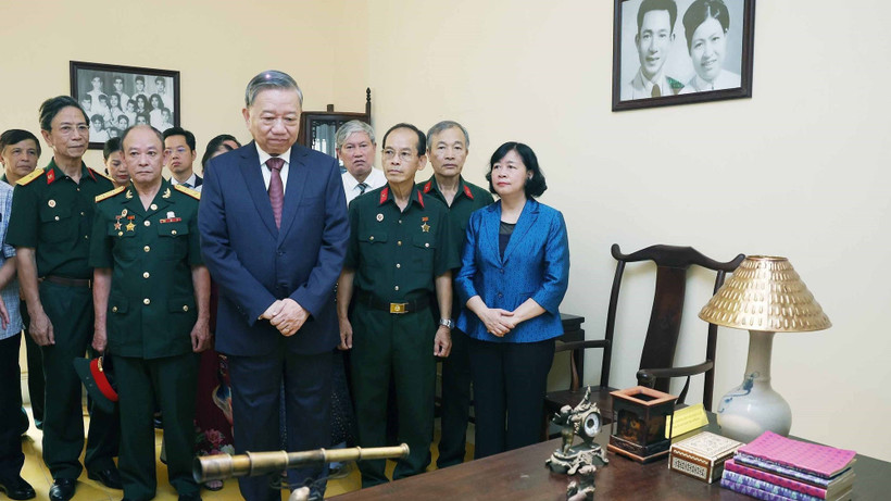 Tổng Bí thư Tô Lâm thăm di tích nhà số 48 Hàng Ngang. (Ảnh: THỐNG NHẤT/TTXVN)