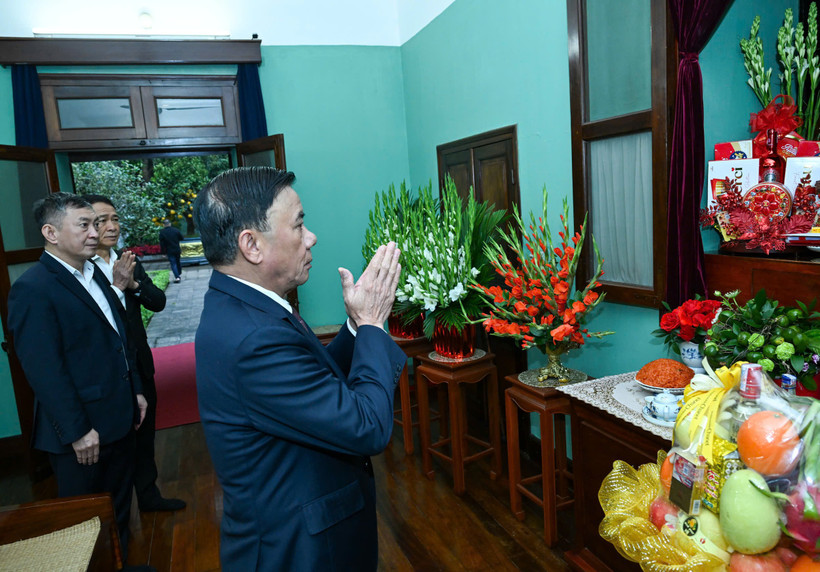 Thường trực Ban Bí thư dâng hương tưởng niệm Chủ tịch Hồ Chí Minh tại Nhà 67, Khu di tích Chủ tịch Hồ Chí Minh tại Phủ Chủ tịch. (Ảnh: DUY LINH)