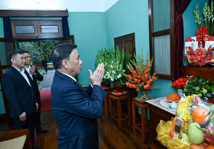 Thường trực Ban Bí thư dâng hương tưởng niệm Chủ tịch Hồ Chí Minh tại Nhà 67, Khu di tích Chủ tịch Hồ Chí Minh tại Phủ Chủ tịch. (Ảnh: DUY LINH)