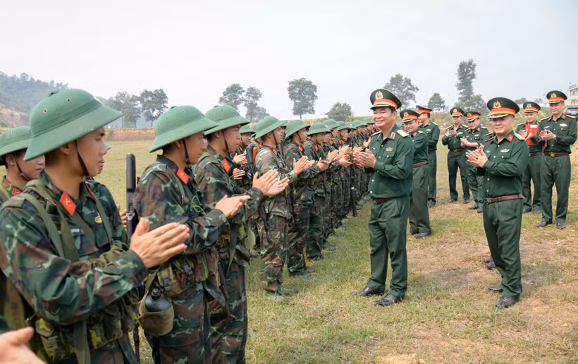 Lãnh đạo Quân khu 1 kiểm tra, động viên chiến sĩ mới Trung đoàn 246, Sư đoàn 346 trên thao trường huấn luyện (Ảnh: BÙI HIỆP)