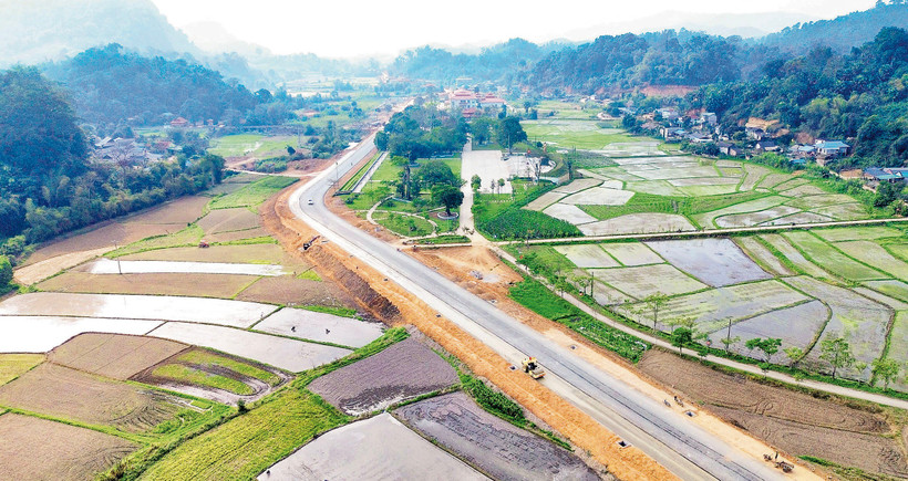 Dự án tuyến đường cách mạng được đầu tư tại xã Tân Trào (tỉnh Tuyên Quang) góp phần thúc đẩy phát triển du lịch, dịch vụ, kinh tế-xã hội gắn với quốc phòng, an ninh. (Ảnh ĐỨC THẮNG)