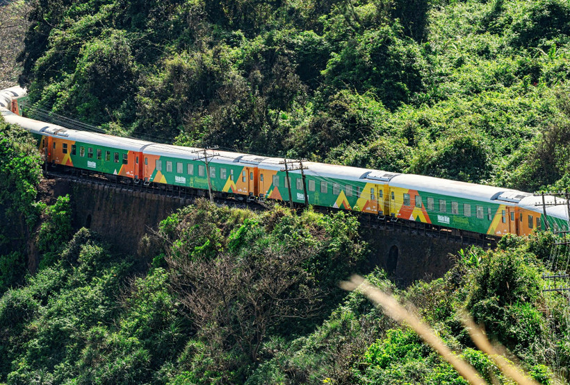 Khoảnh khắc “Chuyến tàu Hạnh phúc” vượt qua đèo Hải Vân. (Ảnh: TÙNG LÂM)