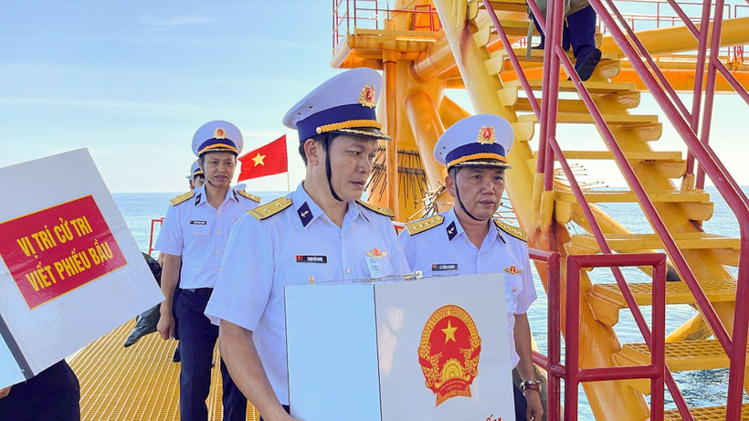 Cán bộ, chiến sĩ Vùng 2 Hải quân mang thùng phiếu lên nhà giàn chuẩn bị cho công tác bầu cử.