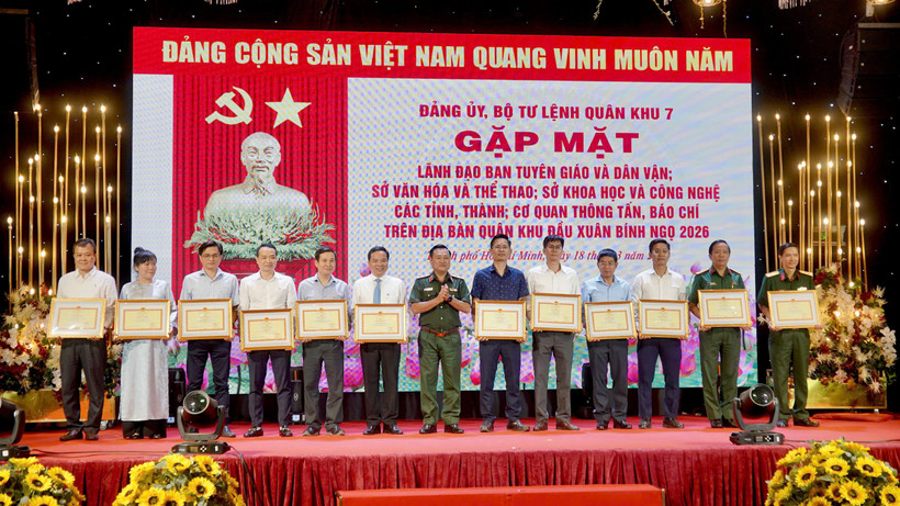 Đại diện Báo Nhân Dân tại khu vực miền Nam (thứ tư từ trái sang) nhận bằng khen từ Bộ Tư lệnh Quân khu 7. 