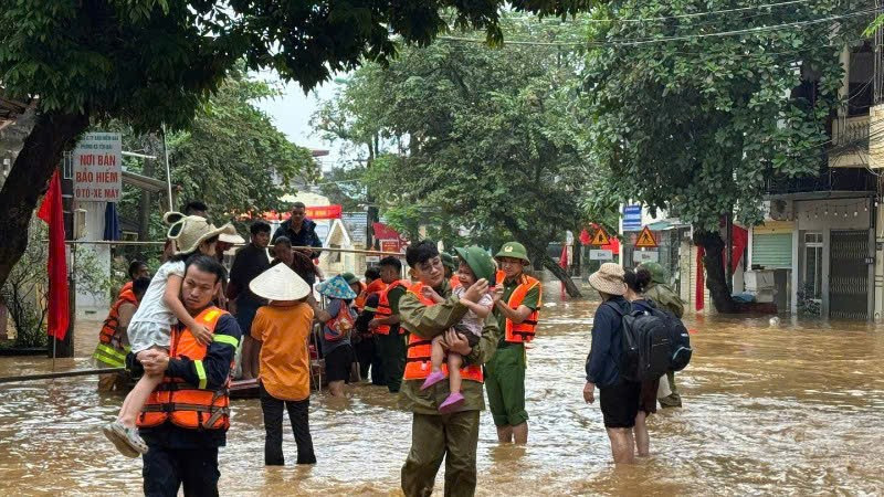 Công an các đơn vị, địa phương khắc phục hậu quả và hỗ trợ, giúp đỡ nhân dân sau bão số 10. (Ảnh: bocongan.gov.vn)