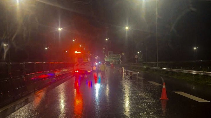 Biển cảnh báo nguy hiểm và phân luồng giao thông được đặt trên cao tốc Vĩnh Hảo-Phan Thiết.