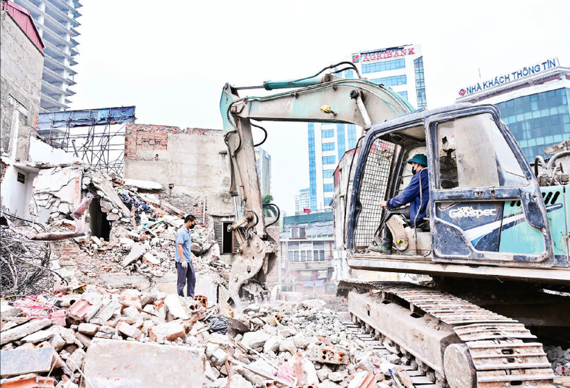 Ba phường Giảng Võ, Láng, Ô Chợ Dừa tập trung cao độ để triển khai chiến dịch giải phóng mặt bằng. (Ảnh BẢO LONG)