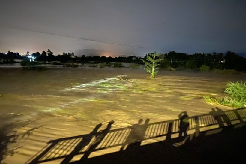 Nước từ hồ chứa tràn xuống đường. (Ảnh: Người dân cung cấp)