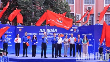Đại diện Trung ương Đoàn, Thành đoàn Hà Nội và các đơn vị liên quan thực hiện nghi thức khởi động Chiến dịch "Thanh niên tình nguyện hè" năm 2025.