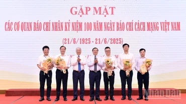 Đồng chí Đỗ Văn Chiến và đồng chí Lại Xuân Môn (thứ 3 và 4 từ trái sang) tặng hoa đại diện lãnh đạo các cơ quan báo chí tại chương trình.