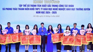 Phó Chủ tịch Hội đồng Đội Trung ương Lê Hải Long, Bí thư Thành đoàn Hà Nội Chu Hồng Minh trao Cờ thi đua tặng các đơn vị Thủ đô xuất sắc trong công tác Đoàn, phong trào thanh niên khối trung học phổ thông, trung tâm giáo dục nghề nghiệp, giáo dục thường xuyên năm học 2024-2025.