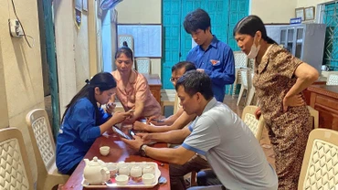 Đoàn viên, thanh niên tình nguyện "Bình dân học vụ số" hỗ trợ người dân.