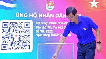 Bí thư thứ nhất Trung ương Đoàn Bùi Quang Huy hưởng ứng quyên góp ủng hộ nhân dân Cuba tại buổi lễ phát động.