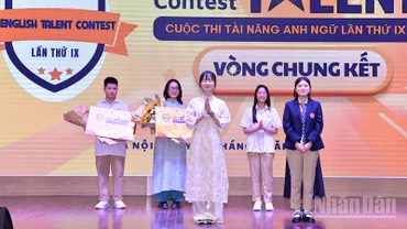 Khoảnh khắc Nguyễn Thị Hường (ở giữa) vô địch Cuộc thi.