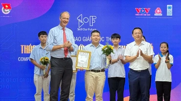 Đại diện nhóm tác giả dự án Mindvivo (ở giữa) nhận Giải Nhất tại Lễ trao giải cuộc thi.