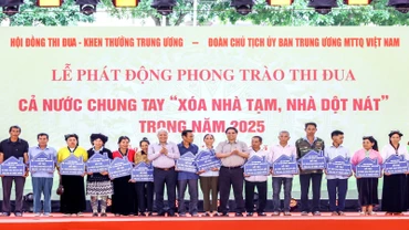 Thủ tướng Chính phủ Phạm Minh Chính và Chủ tịch Ủy ban Trung ương Mặt trận Tổ quốc Việt Nam Đỗ Văn Chiến (thứ 7 và thứ 10 từ phải sang) trao tượng trưng kinh phí hỗ trợ xóa nhà tạm, nhà dột nát tặng nhân dân. 