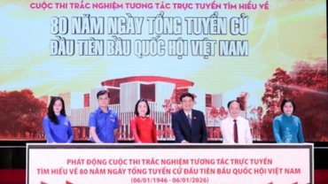 Phó Chủ tịch Quốc hội Nguyễn Thị Thanh (thứ 3 từ trái qua) cùng đại diện lãnh đạo các ban, bộ, ngành, đoàn thể và đại diện tuổi trẻ cả nước thực hiện nghi thức phát động Cuộc thi. 